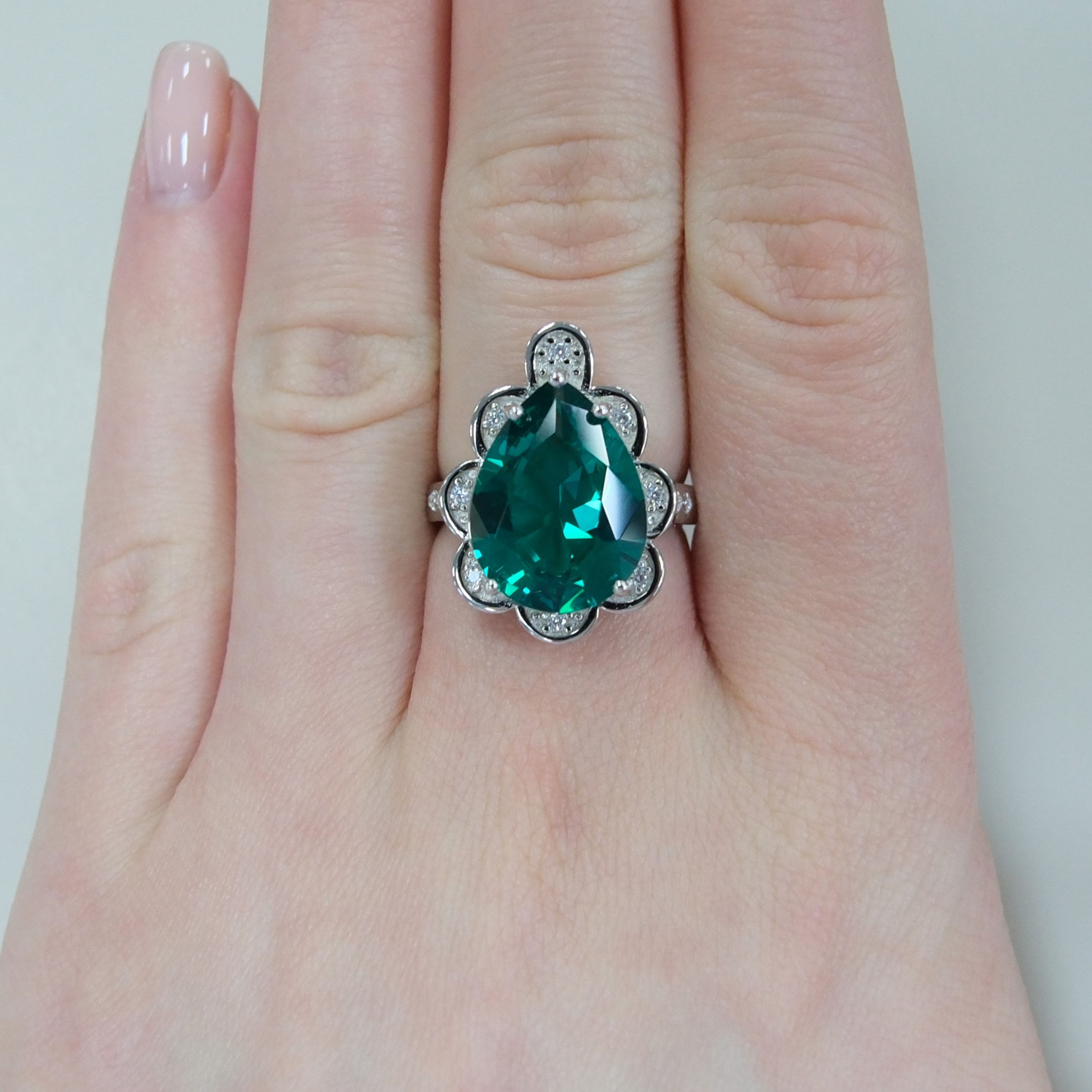 Серебряное кольцо с зеленой шпинелью